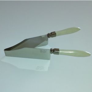 Avon NIB Kake-Kut'r V-shape